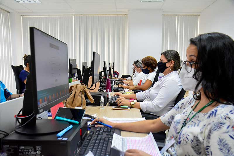 Atendentes do Imuniza Manaus: cadastro para vacina (Foto: Valdo Leão/PMM-Semcom)