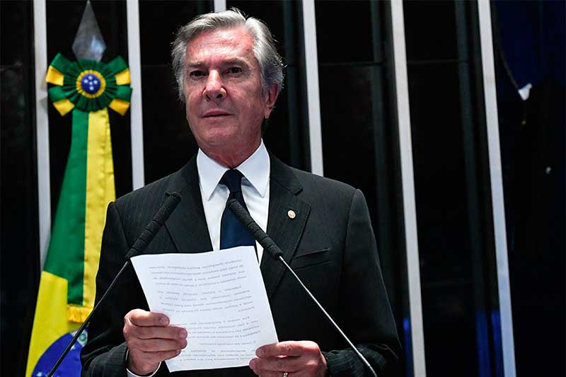 Fernando Collor recebe afagos e companhia de Bolsonaro (Foto: Geraldo Magela/Agência Senado)