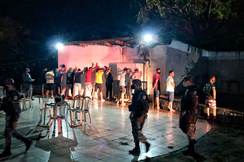 Frequentadores de festa clandestina são detidos (Foto: Carlos Soares/SSP-AM)
