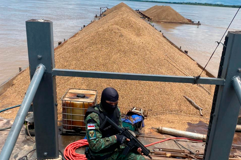 Embarcação com seixo