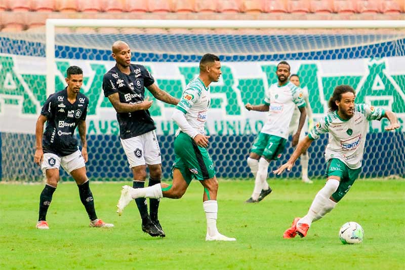 Lance de jogo entre Remo e Manaus FC (branco e verde): eliminação na Copa Verde (Foto: Ismael Monteiro/Divulgação)