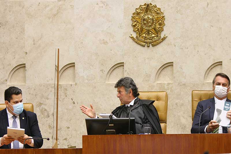 Luiz Fux entre Davi Alcolumbre e Jair Bolsonaro: críticas ao negacionismo (Foto: SCO/STF/Divulgação)