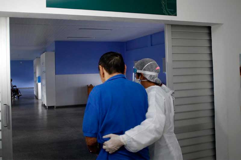 Paciente é amparado por profissional de saúde: necessidade de pessoal (Foto: Ione Moreno/Semcom)