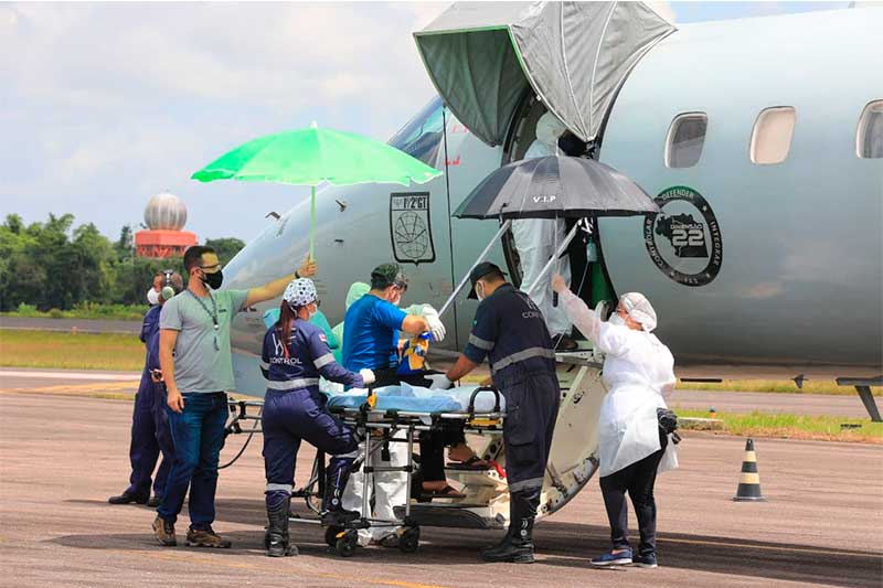 Paciente embarca em avião da FAB para Porto Alegre (Foto: Arthur Castro/Secom)
