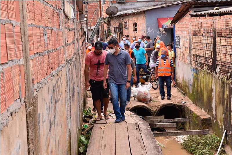 David Almeida visitou área alagada na Redenção: problema frequente em Manaus (Foto: Dhyeizo Lemos/PMM Semcom)