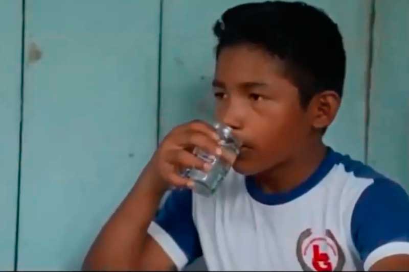 Aluno de escola de Parintins bebe água filtrada (Foto: YouTube/ANA)