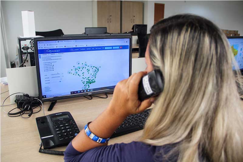 Atendente recebe dados para inclusão no Vacinometro: reforço militar (Foto: João Vianna/PMM Semcom)