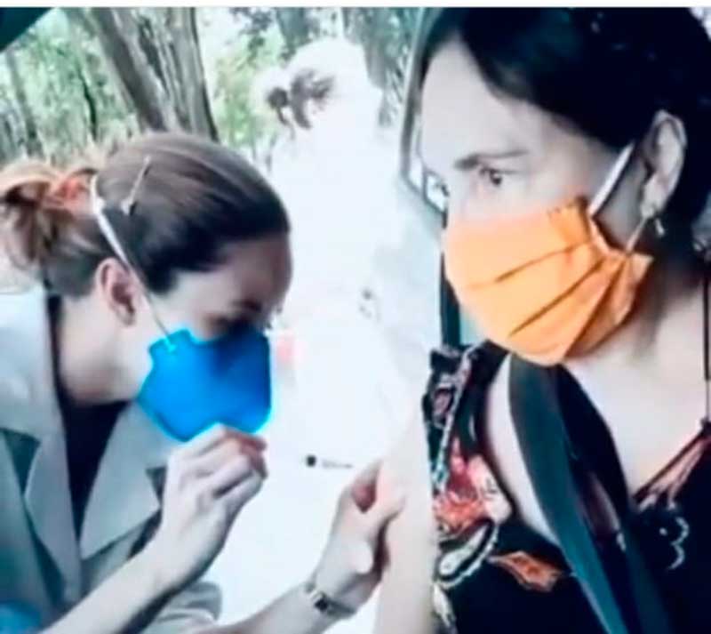 Atriz Regina Duarte recebe vacina contra a Covid-19 (Foto: Instagram/Regina Duarte/Reprodução)