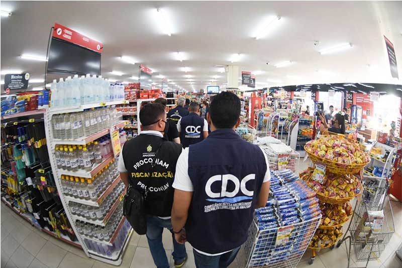 Técnicos verificam preços em supermercado: cesta básica teve aumento de 44,1% (Foto: CDC-ALE/Divulgação)