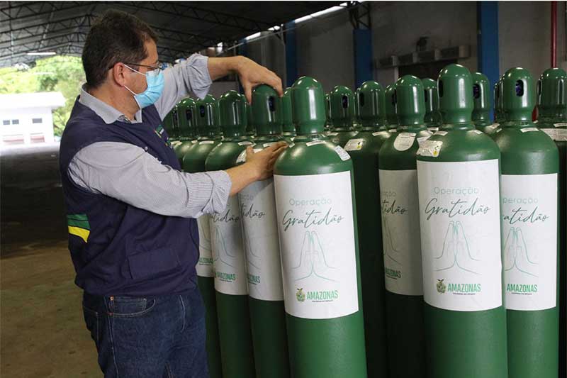 Cilindros de oxigênio doados pela Petrobras (Foto: Djalma Júnior/Gov-AM Secom)