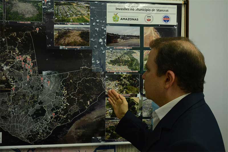 Delegado José Ribamar Campello mostra mapa com localização de empresas (Foto: Carlos Soares/SSP-AM)