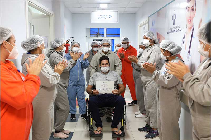Equipe médica aplaude paciente: símbolo de vitória sobre a Covid (Foto: Lucas Silva/Gov. AM/Secom)