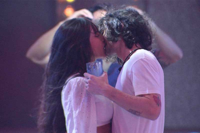 Fiuk e Thaís se beijam em festa no BBB 21: arrependimento (Foto: Gshow/Reprodução)