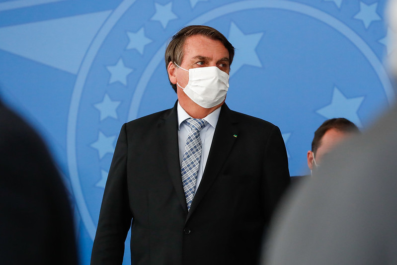 Bolsonaro usando máscara