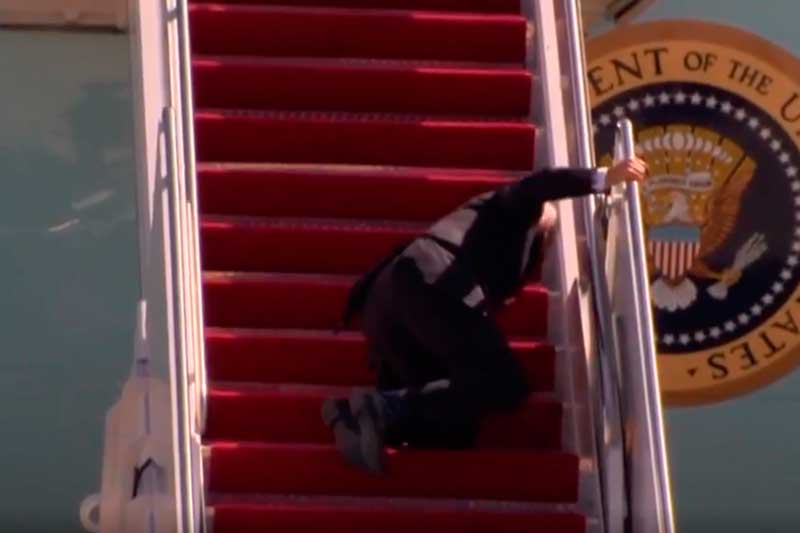 Joe Biden cai ao tropeçar em escada para embarcar em avião (Foto: YouTube/Ge/Reprodução)