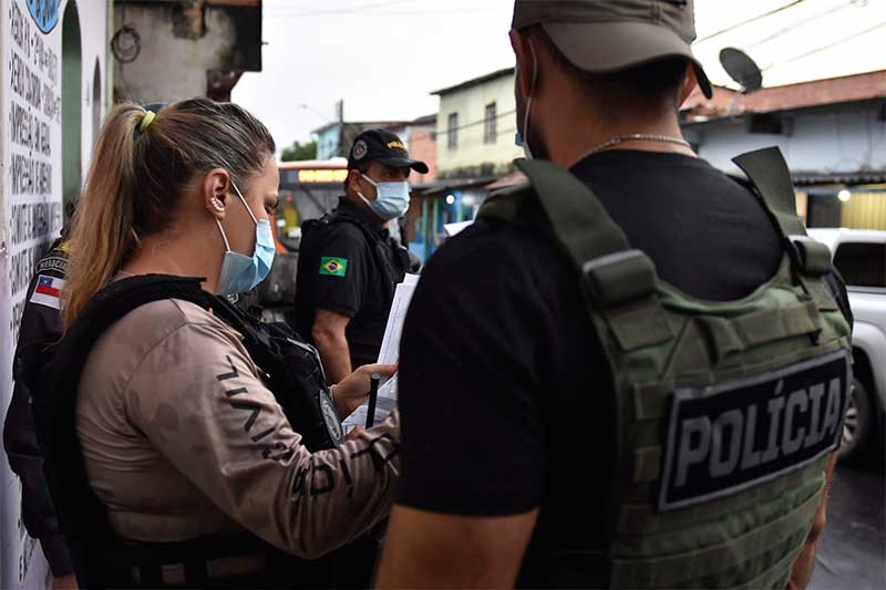 Policiais na operação contra roubo de carros em Manaus (Foto: Erlon Rodrigues/SSP-AM)