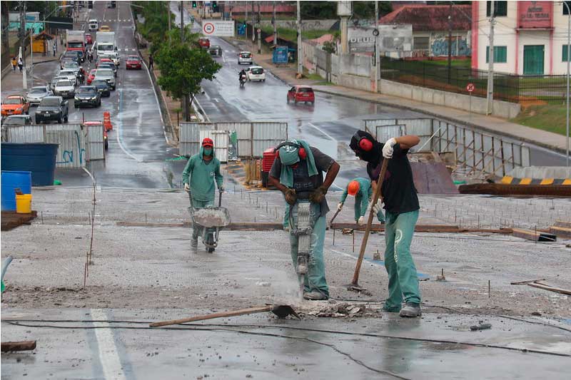 Reparos no viaduto do Manoa: só 30% concluído (Foto: Márcio Mello/PMM Semcom)