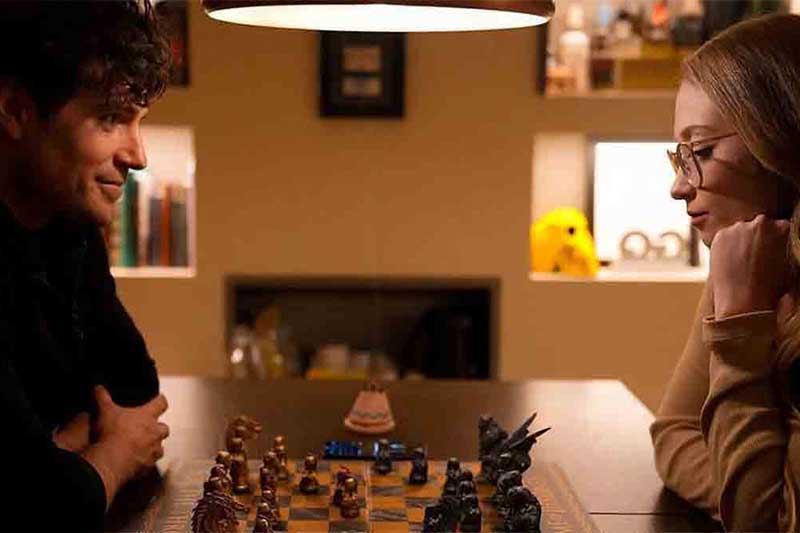 Ator Henry Cavill com a namorada: duelo no xadrez (Foto: Instagram/Reprodução)