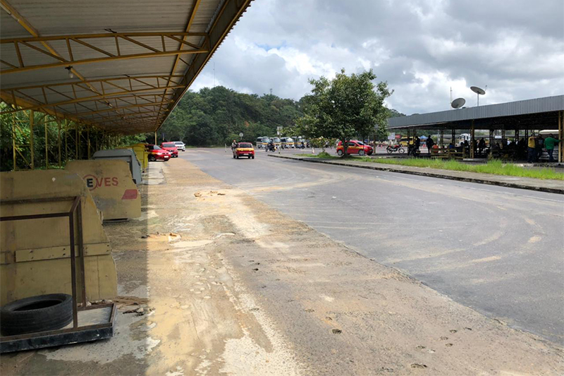 Espaço das balizas também está esburacado (Foto: Mrilo Rodrigues/ATUAL)