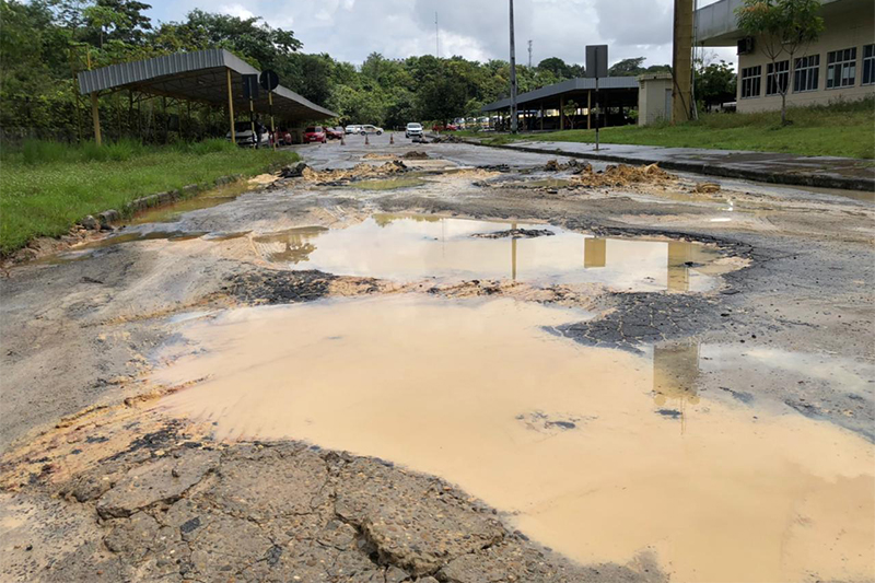 Buracos, poças de água e ondulaões dificultam aulas práticas de direção (Foto: Murilo Rodrigues/ATUAL)