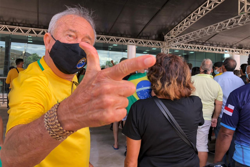 Fã do presidente fez gesto da arminha com as mãos (Foto: Murilo Rodrigues/ATUAL)