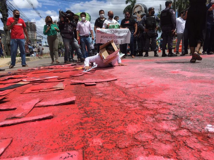 Manifestante fez performance para lembrar mortos pela Covid (Foto: Murilo Rodrigues/ATUAL