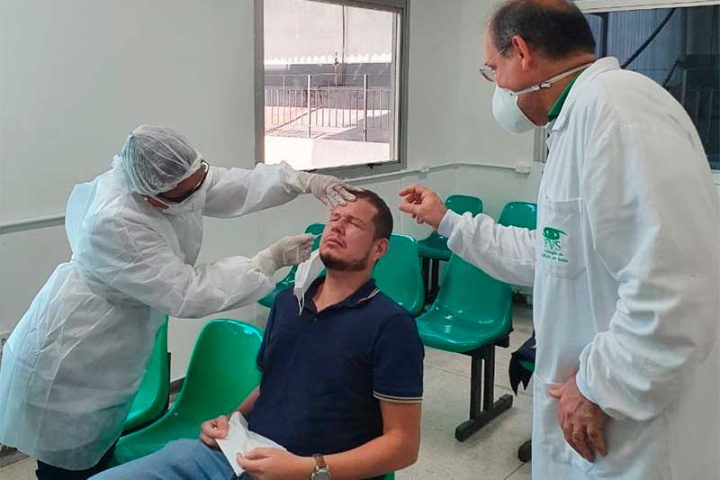 Coleta de secreção nasal para exame de laboratório: resultado pela internet (Foto: Islânia Lima/Policlínica Codajás)