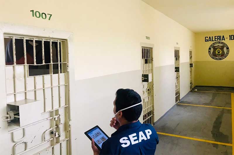 Conferência de presos agora é feita com tablet (Foto: Seap/Divulgação)