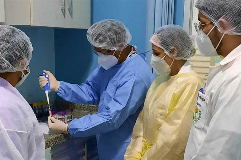 Técnicos da FVS realizam exame para identificar doença de Chagas (Foto: FVS/Divulgação)