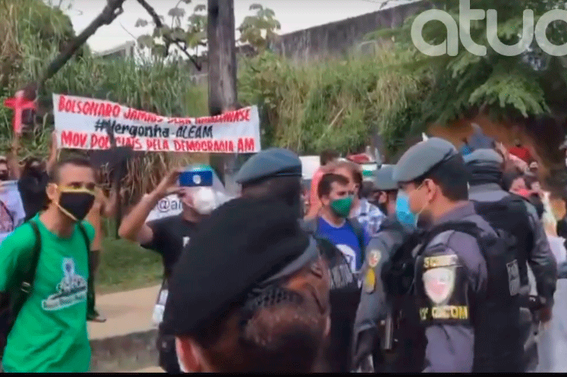 Polícia militar barrou manifestantes contrários a Bolsonaro (Foto: YouTube/Reprodução)