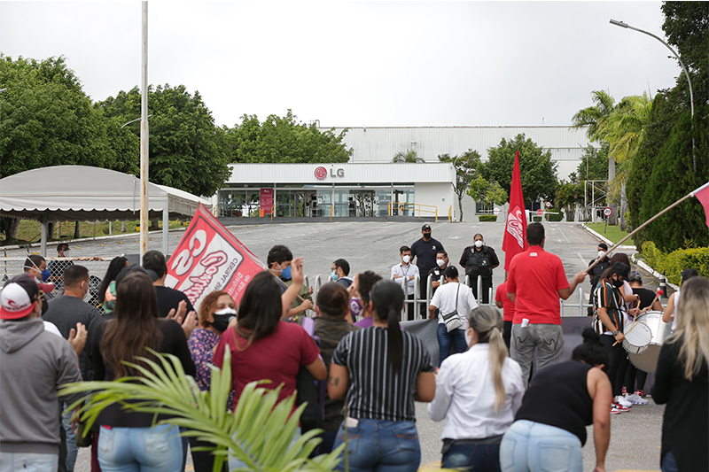 Trabalhadres da LG em Taubaté protestaram contra enerramento de atividades (Foto: Luis Lima Jr /Fotoarena/Folhapress)