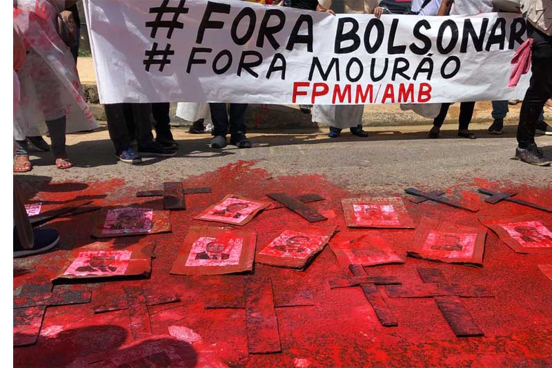 Manifestante exibiram cruzes e tinta para simbolizar sangue na pandemia (Foto: Murilo Rodrigues/ATUAL)