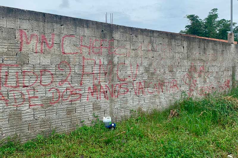 Pichação em muro com iniciais de facção criminosa (Foto: SSP-AM/Divulgação)
