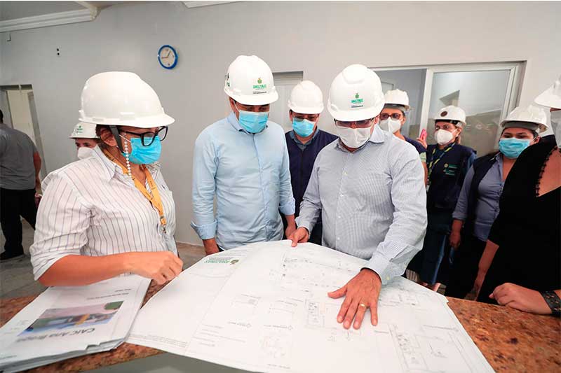 Governador olha planta de obra no Caic: novos serviços (Foto: Diego Peres/Secom)