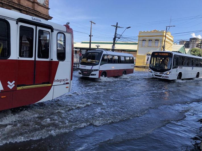 Motoristas precisaram reduzir velocidade na Avenida Floriano Peixoto por conta da cheia do Rio Negro (Foto: Murilo Rodrigues/ATUAL)