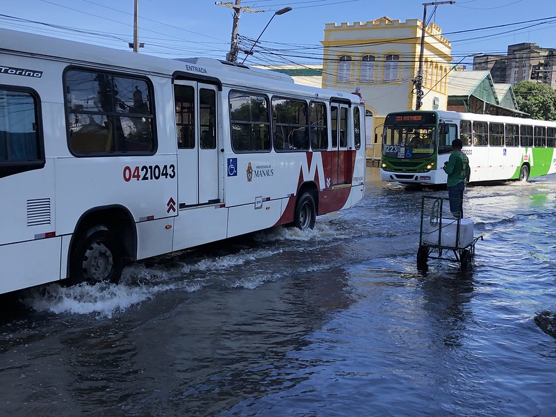 Cheia do Rio Negro compromete tráfego de veículos e de pedestres no Centro de Manaus (Foto: Murilo Rodrigues/ATUAL)