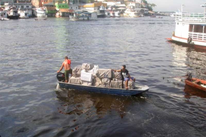 Barco transporta correspondências no Amapá: serviço postal na Amazônia (Foto: Correios/Divulgação)
