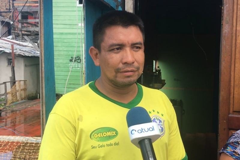 Joocilon Duarte, 38, é carpinteiro e instalou as marombas dentro de casa (Foto: Walter Franco/ATUAL)