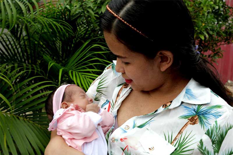 Karen Bianca com a filha Valentina: Dia das Mães em família (Foto: Rodrigo Santos/SES-AM)