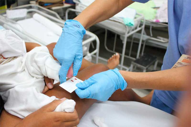 Exame de sangue coletado dos pés de recém-nascidos podem identificar doenças (Foto: PMBH/Divulgação)