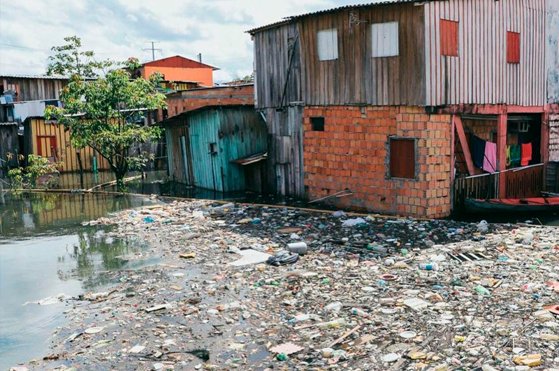 Lixo nos igarapés de Manaus