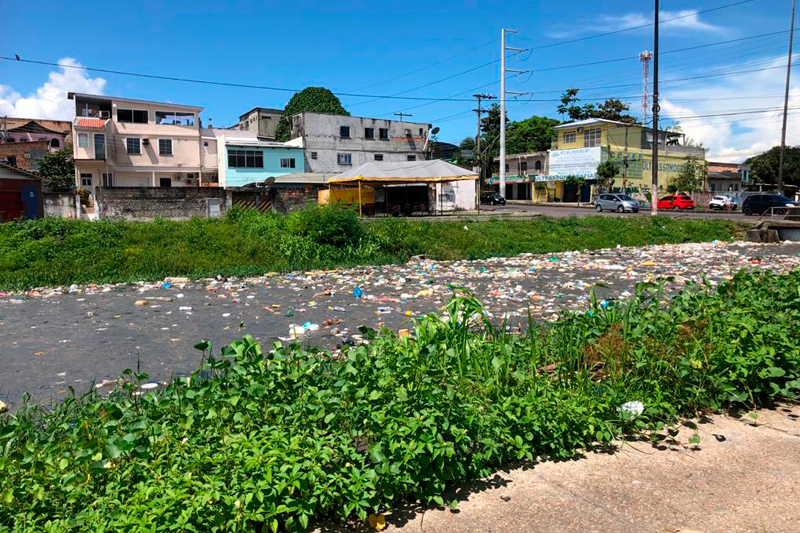 Lixo nos igarapés de Manaus