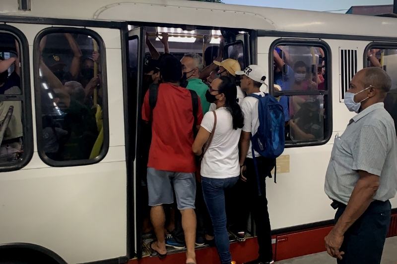 Passageiros se aglomeram em linha de ônibus no Terminal 3, Cidade Nova (Foto: Alessandra Taveira/ATUAL)