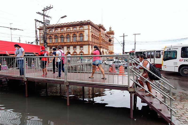 Passarelas permitem acesso de pedestres em trecho de rua no Centro de Manaus (Foto: Valter Calheiros)