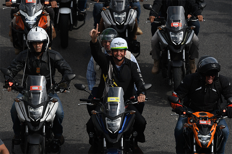 Presidente Jair Bolsonaro passeia de moto no Rio (Foto: Alexandre Brum/Agência Enquadrar/Folhapress)