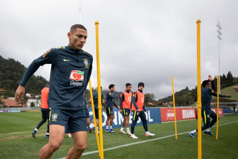 Richarlison em treino da Seleção: jogos na TV aberta (Foto: Lucas Figueiredo/CBF)