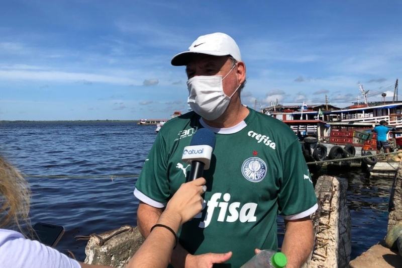 O paulistano Silas Pavinato está há 4 meses em Manaus e se surpreendeu com fenômeno da cheia (Foto: Murilo Rodrigues/ATUAL)