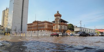cheia do rio negro