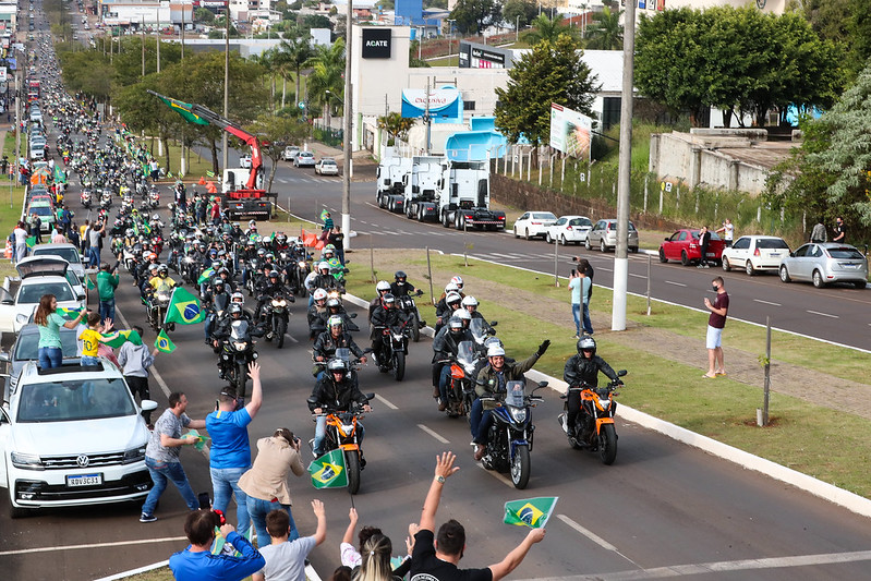 Centenas de apoiadores se reuniram nas ruas do centro de Chapecó (Foto: Divulgação/Palácio do Planalto )
