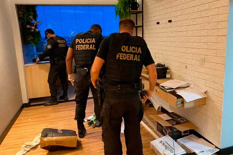 Agentes da PF apreendem material em Manaus (Foto: PF/Divulgação)